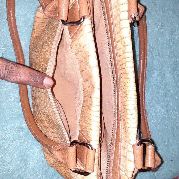 Liz Claiborne Faux Alligator purse - Picture 4 of 5
